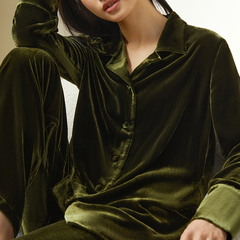 
                  
                    Suede Silk Long Sleeve Pajamas Set
                  
                